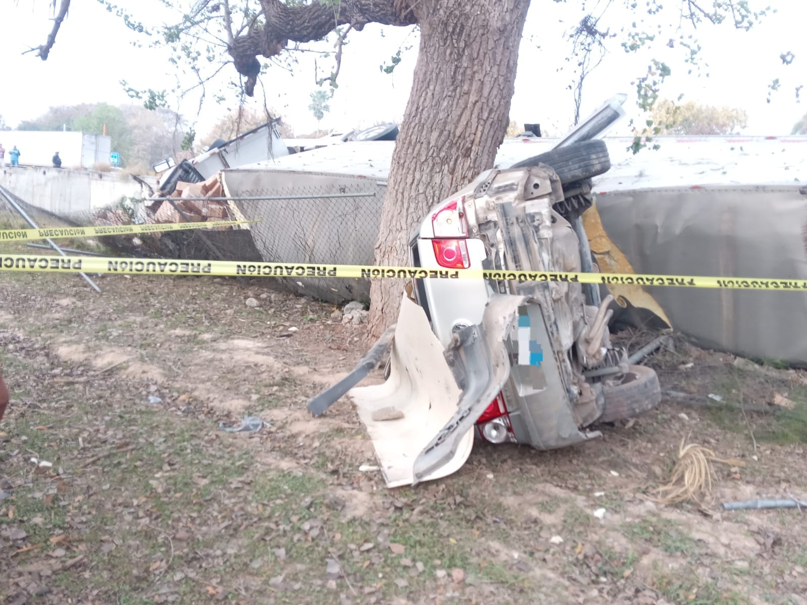 Choque fatal entre tráiler y Jetta en Padilla: dos fallecidos y tráfico lento