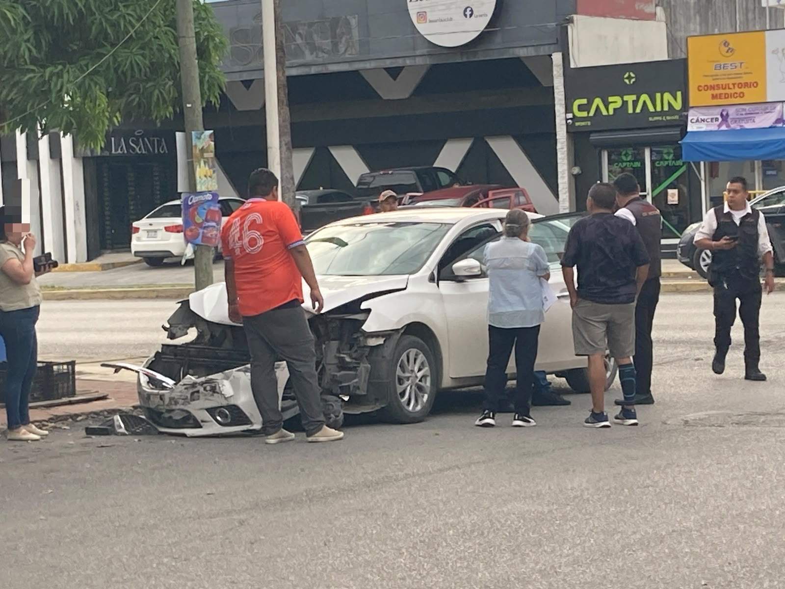 Choque entre dos Nissan en el 16 Zacatecas deja daños materiales