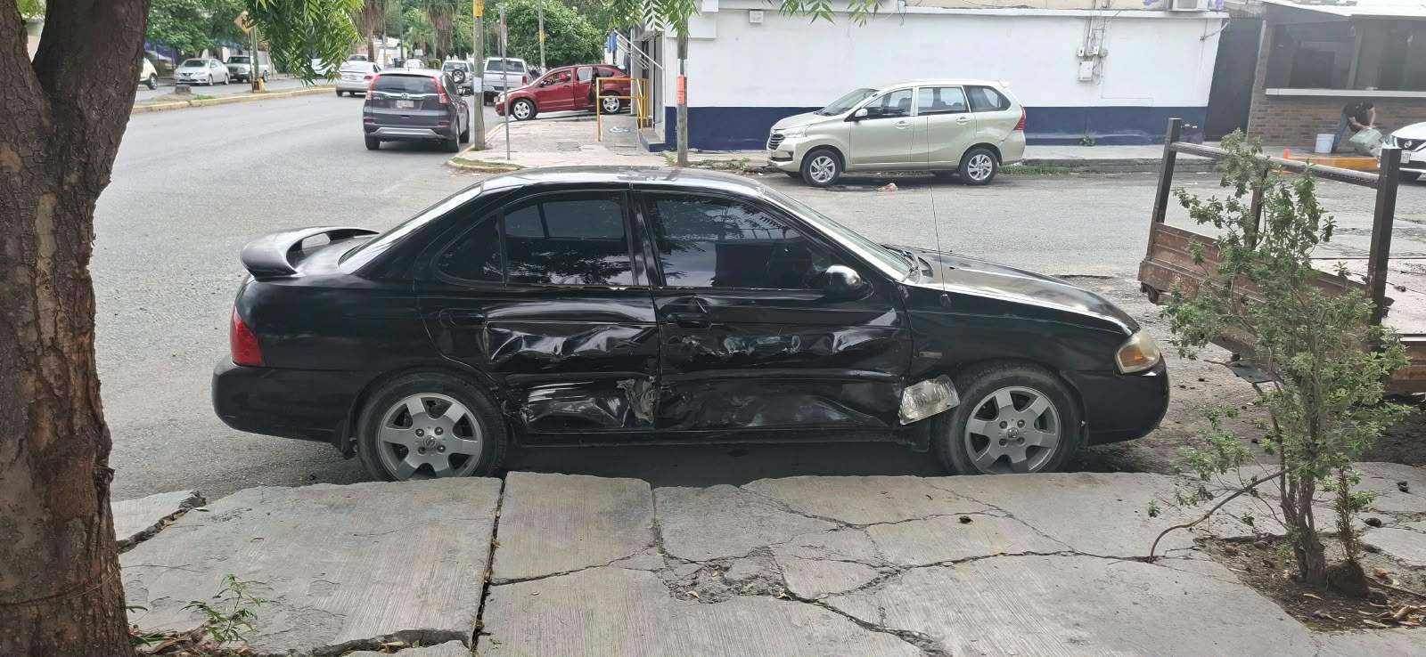 Choque entre dos Nissan en el 16 Zacatecas deja daños materiales