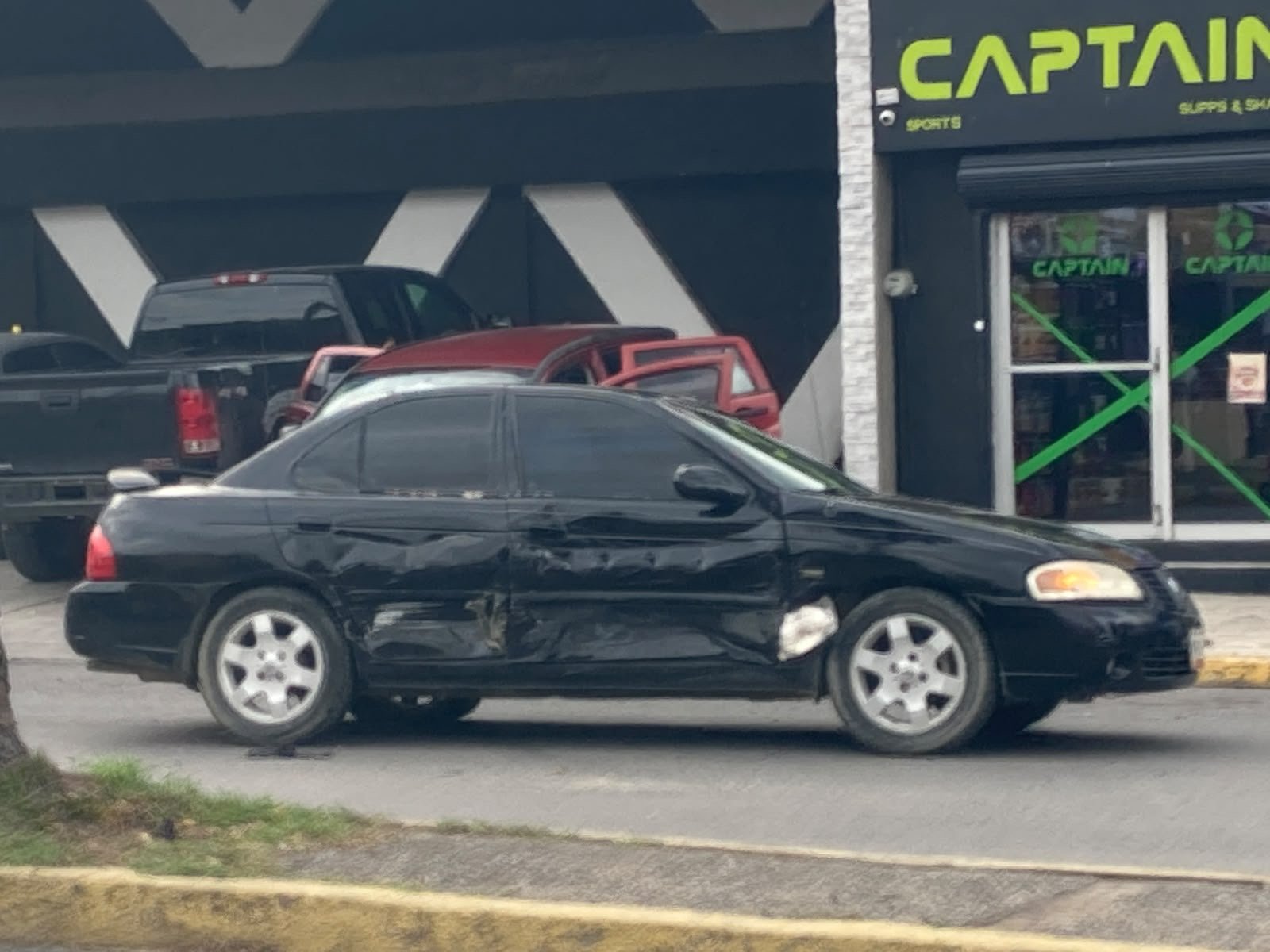 Choque entre dos Nissan en el 16 Zacatecas deja daños materiales