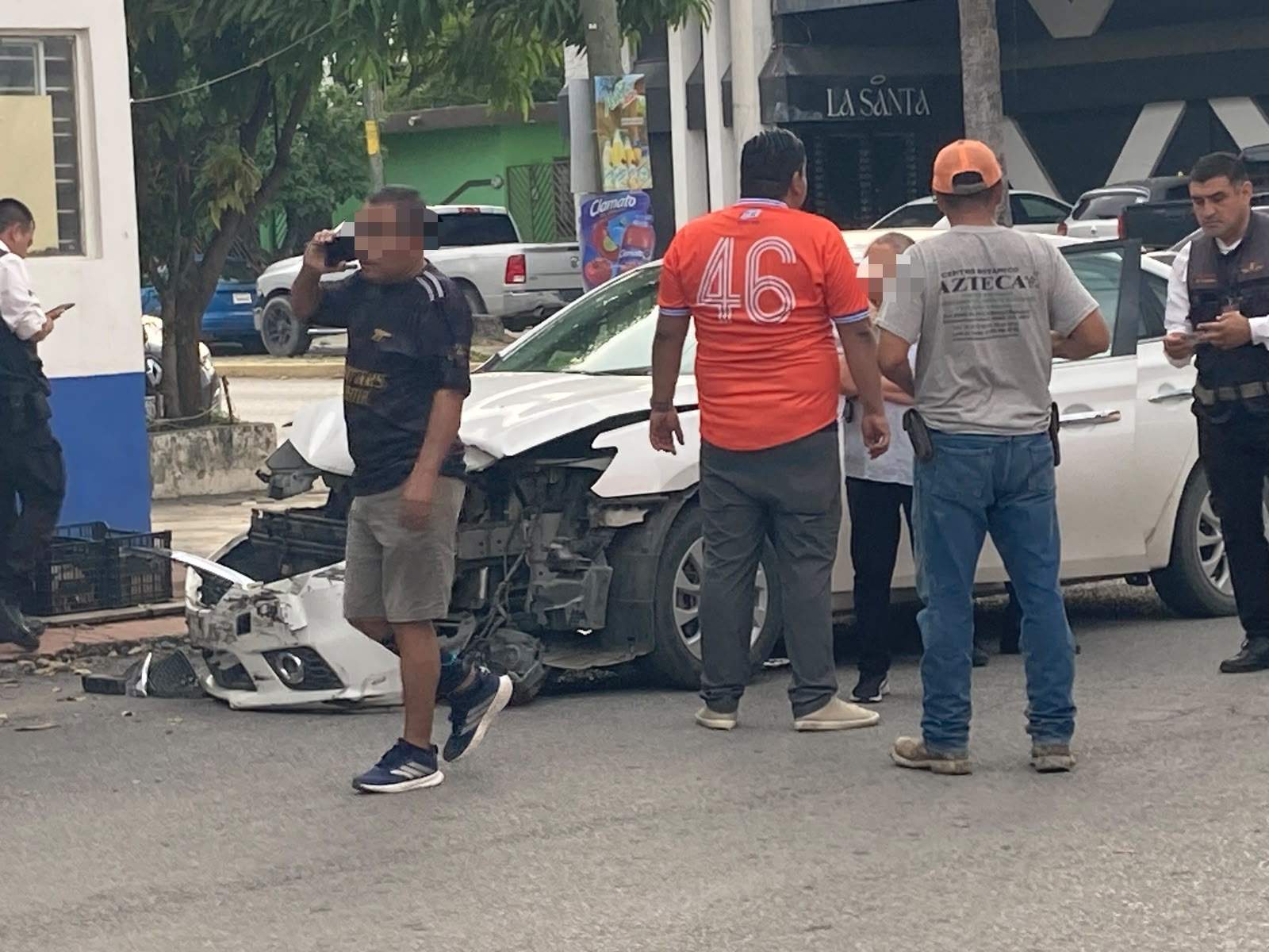 Choque entre dos Nissan en el 16 Zacatecas deja daños materiales