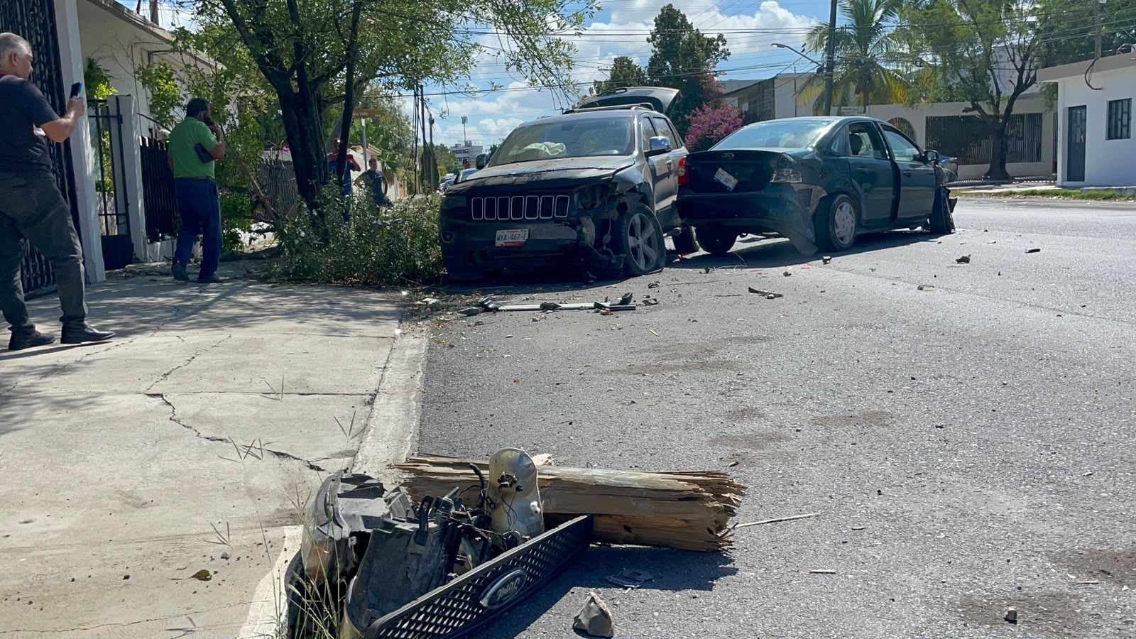 Conductor ignora alto y derriba poste de Telmex en aparatoso choque