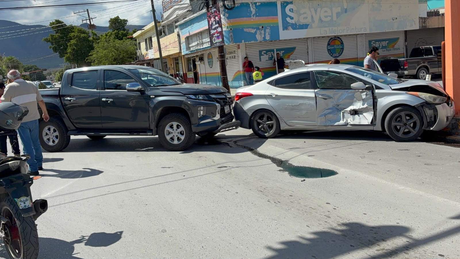 Accidente en Carrera Torres deja dos lesionados y daños materiales en el centro de Ciudad Victoria