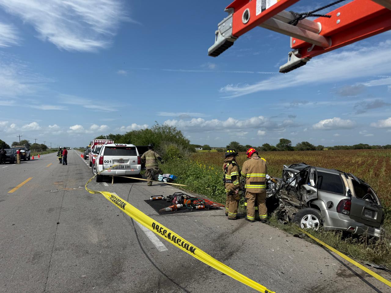 Escena de accidente carretera Victoria-Matamoros km 256 con vehículos siniestrados y cuerpos de emergencia
