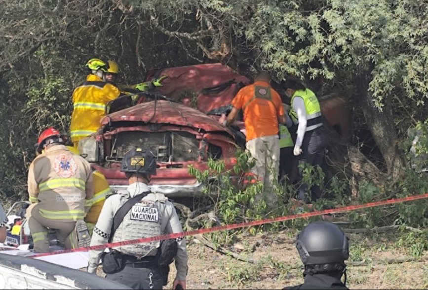 Camioneta Ram accidentada contra árbol en el km 58 de la carretera Victoria-Matamoros