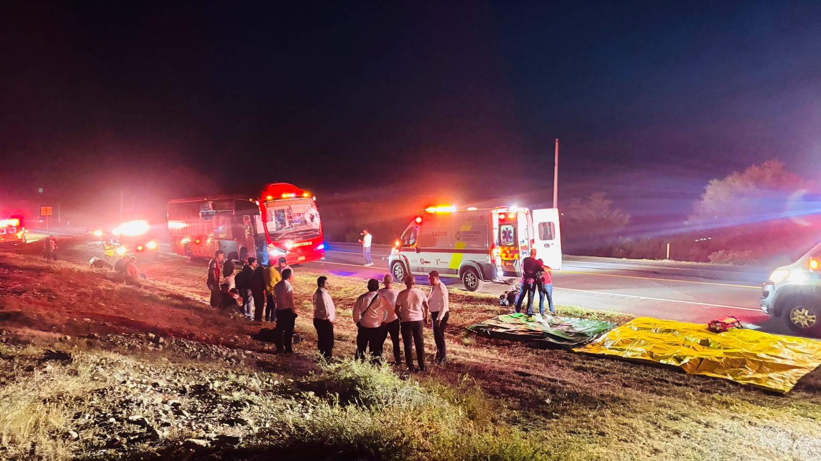 Accidente en carretera Zaragoza-Victoria: tráiler impacta autobús de línea Frontera en el kilómetro 35, Villa de Casas, Tamaulipas