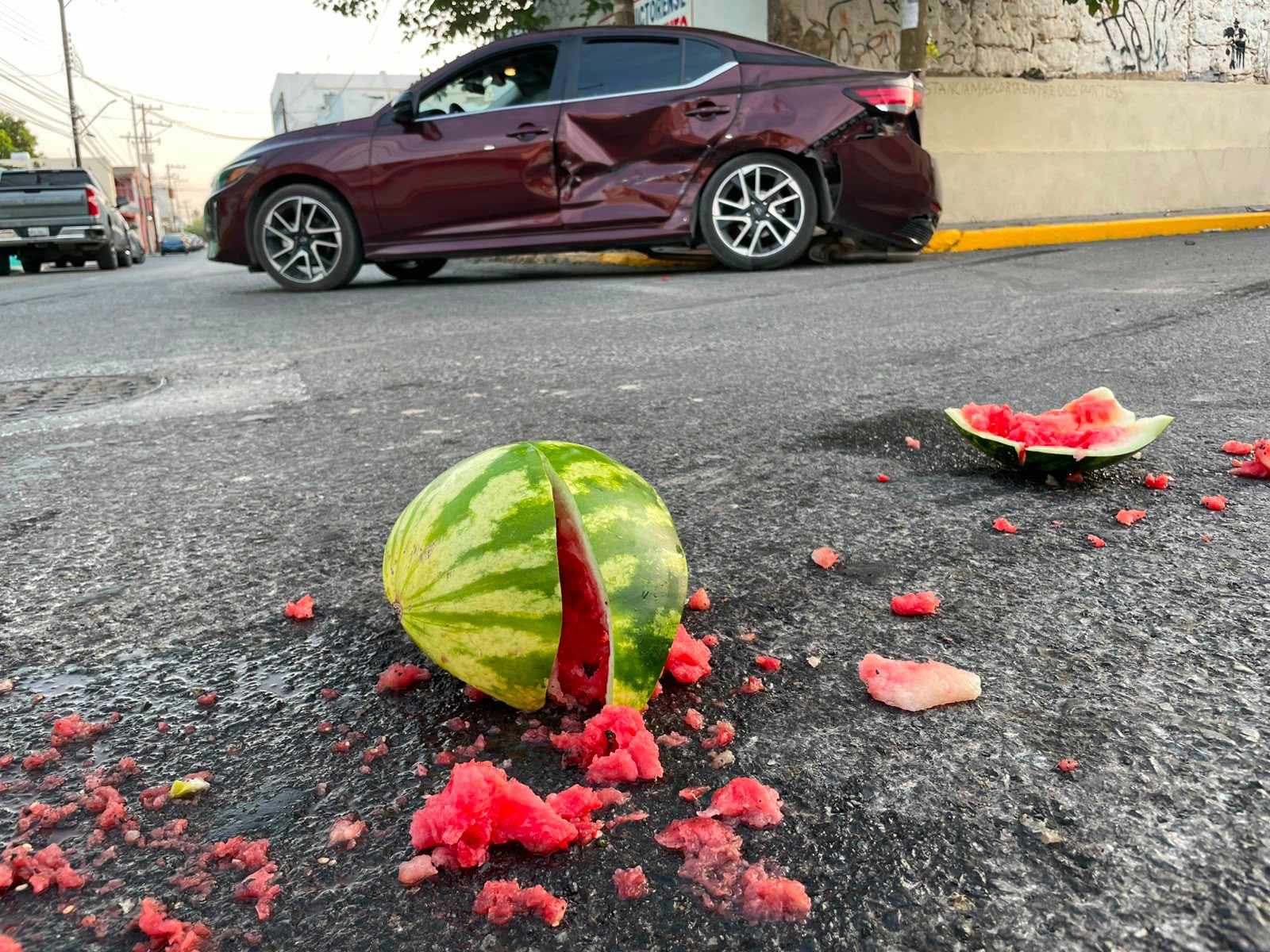 Sandías esparcidas en el pavimento tras accidente en Ciudad Victoria en el crucero de calles 18 y Benito Juárez