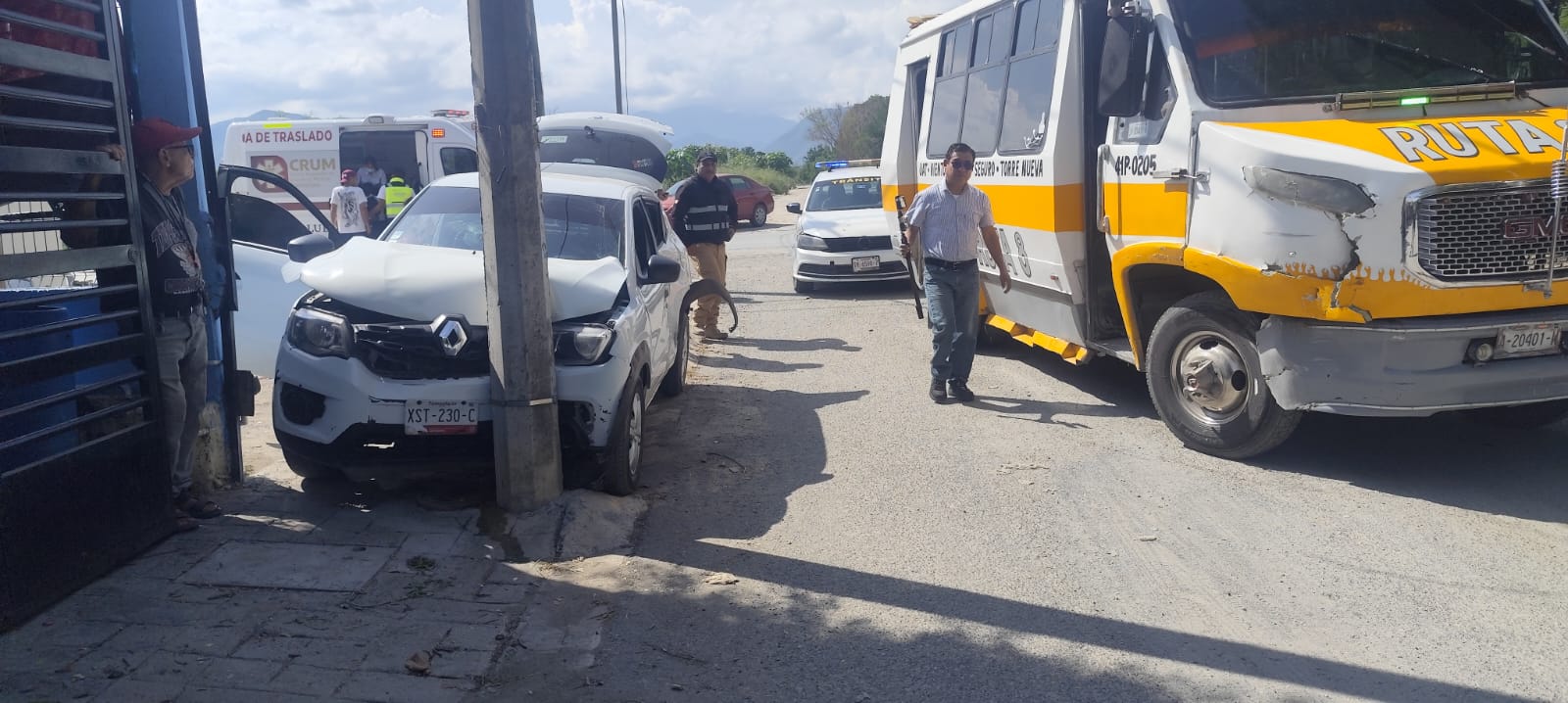Microbús impacta automóvil y lo proyecta contra poste en Ciudad Victoria
