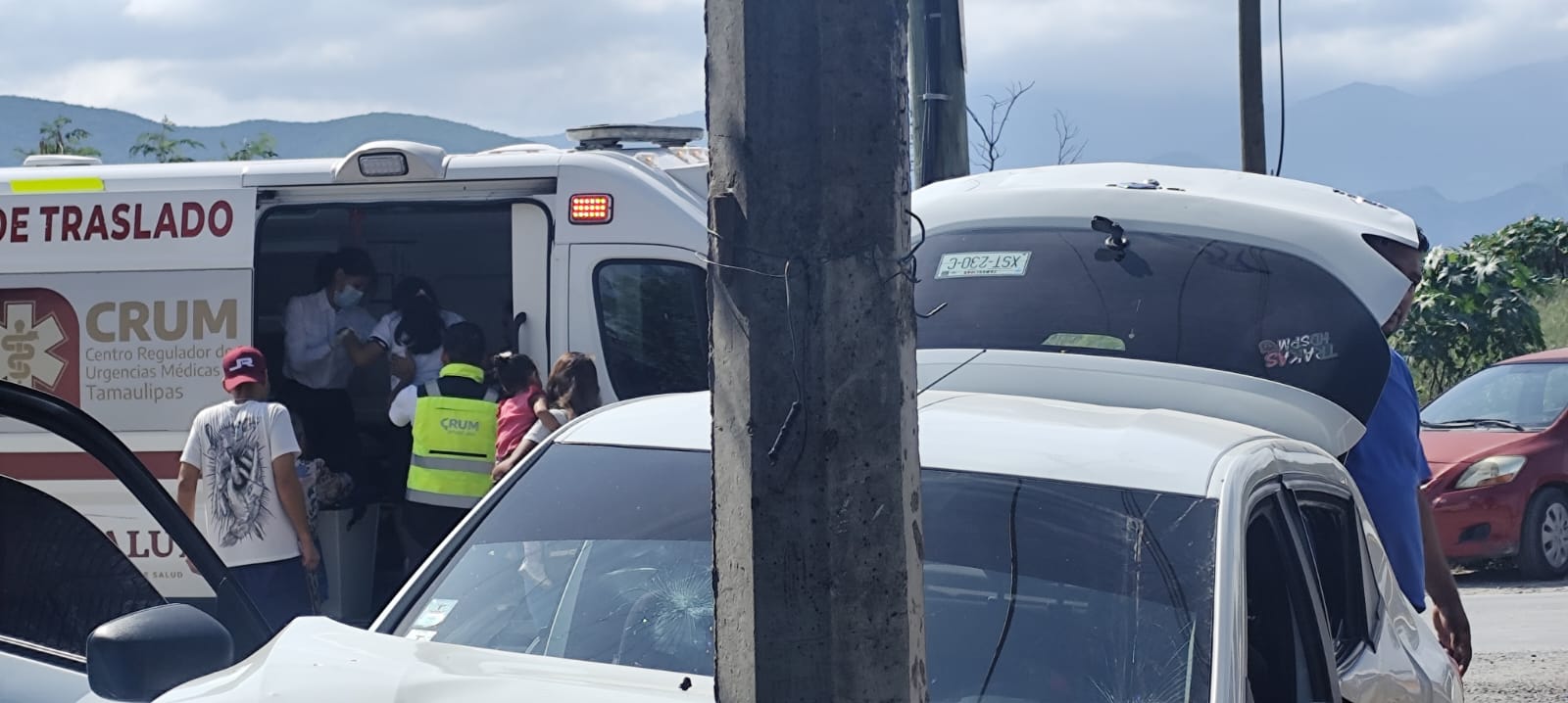 Microbús impacta automóvil y lo proyecta contra poste en Ciudad Victoria
