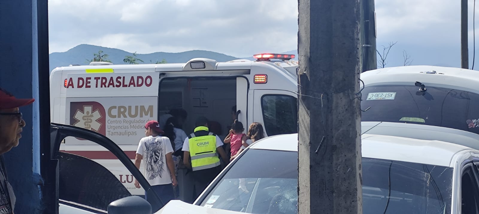 Microbús impacta automóvil y lo proyecta contra poste en Ciudad Victoria