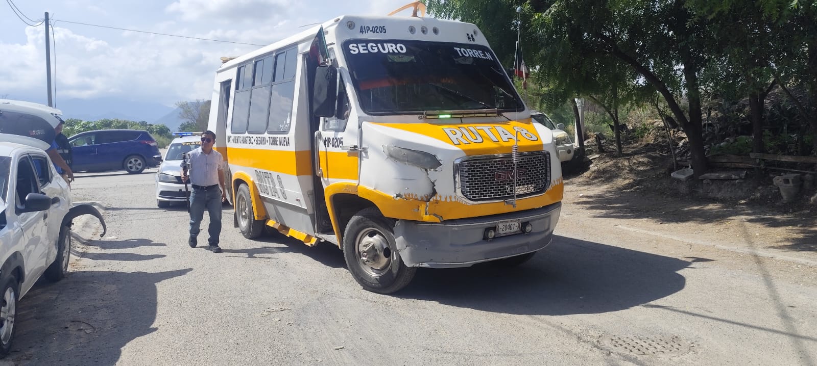 Microbús impacta automóvil y lo proyecta contra poste en Ciudad Victoria