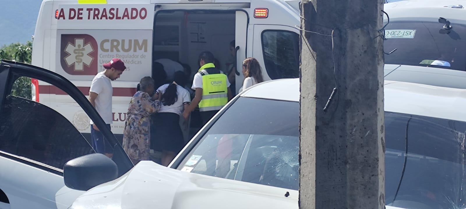 Microbús impacta automóvil y lo proyecta contra poste en Ciudad Victoria