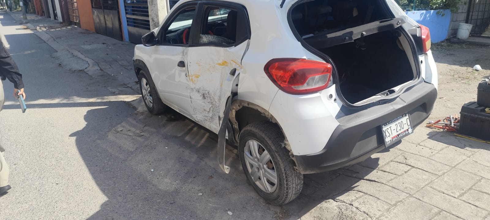 Microbús impacta automóvil y lo proyecta contra poste en Ciudad Victoria