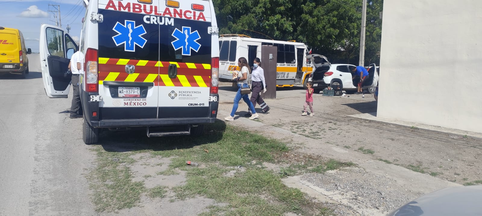 Microbús impacta automóvil y lo proyecta contra poste en Ciudad Victoria