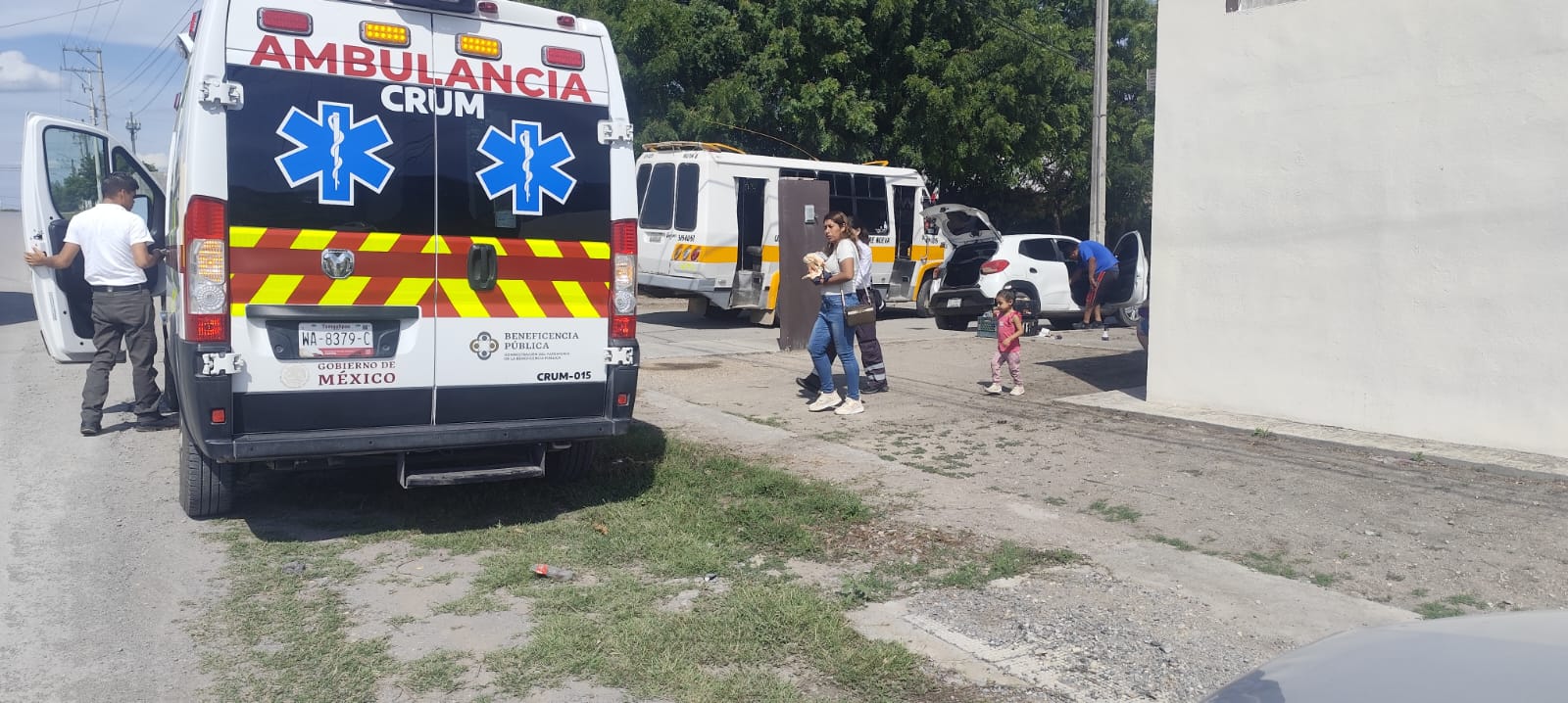 Microbús impacta automóvil y lo proyecta contra poste en Ciudad Victoria