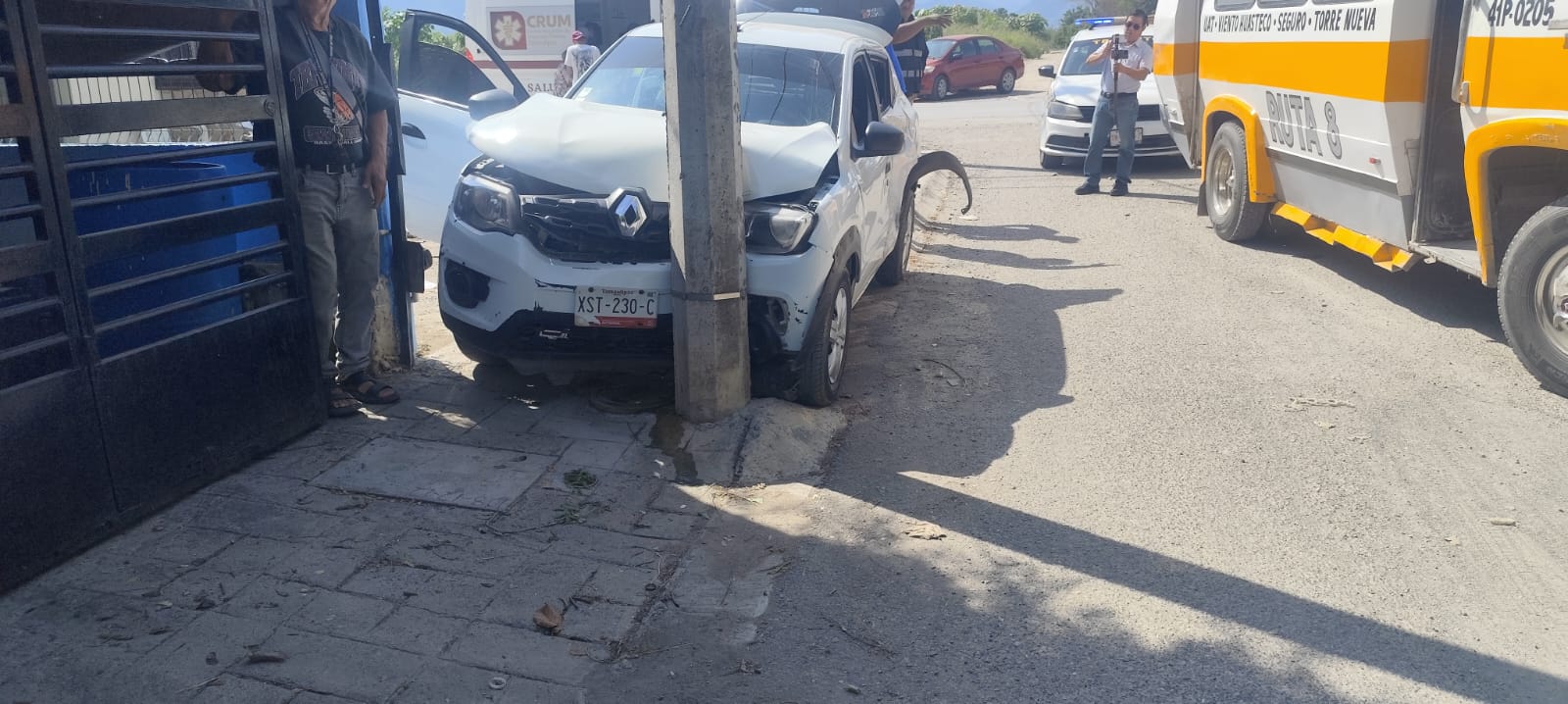 Microbús impacta automóvil y lo proyecta contra poste en Ciudad Victoria