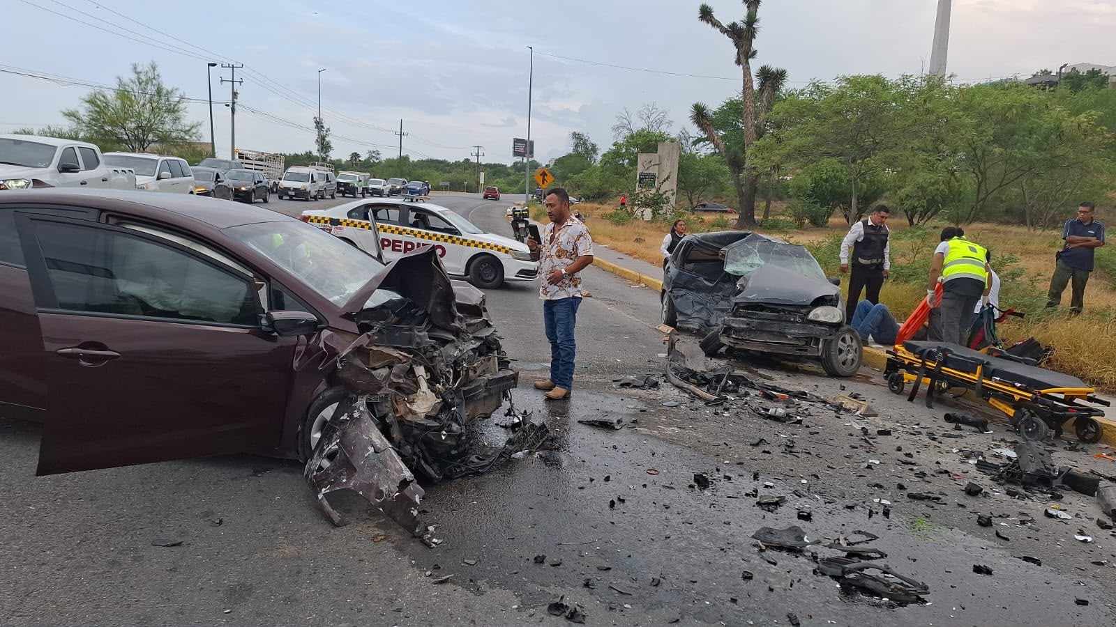 Accidente de tránsito en el Bulevar Fidel Velázquez de Ciudad Victoria donde un joven murió tras colisión frontal entre un Chevrolet Chevy y un Kia