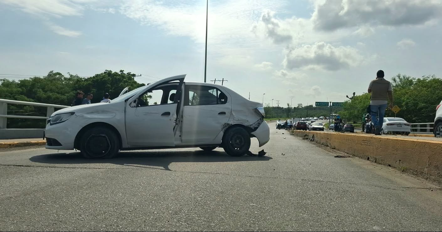 Accidente cierra bulevar Fidel Velázquez en Ciudad Victoria