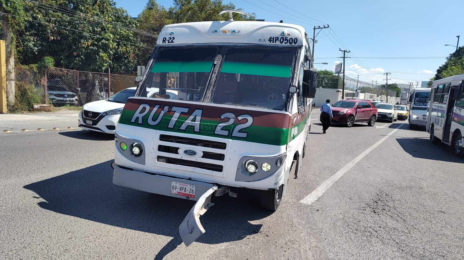 Microbús impacta Jeep Rubicon y causa caos vial en Ciudad Victoria
