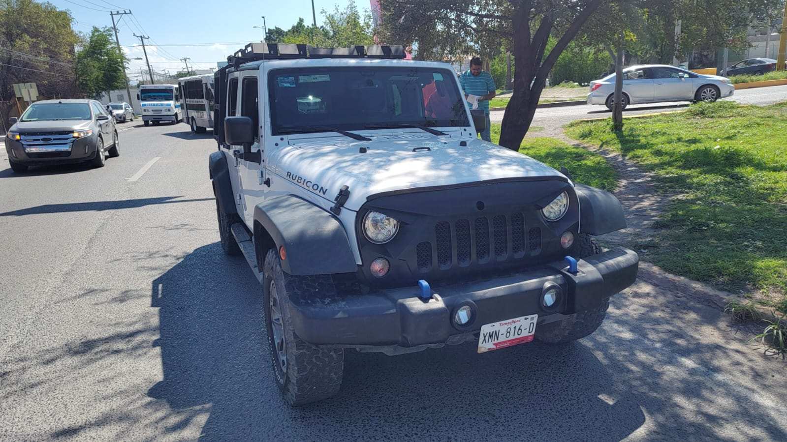 Microbús impacta Jeep Rubicon y causa caos vial en Ciudad Victoria