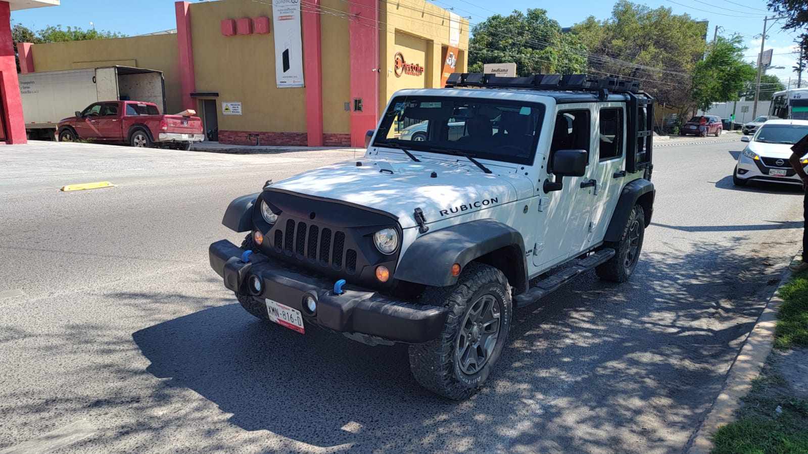 Microbús impacta Jeep Rubicon y causa caos vial en Ciudad Victoria
