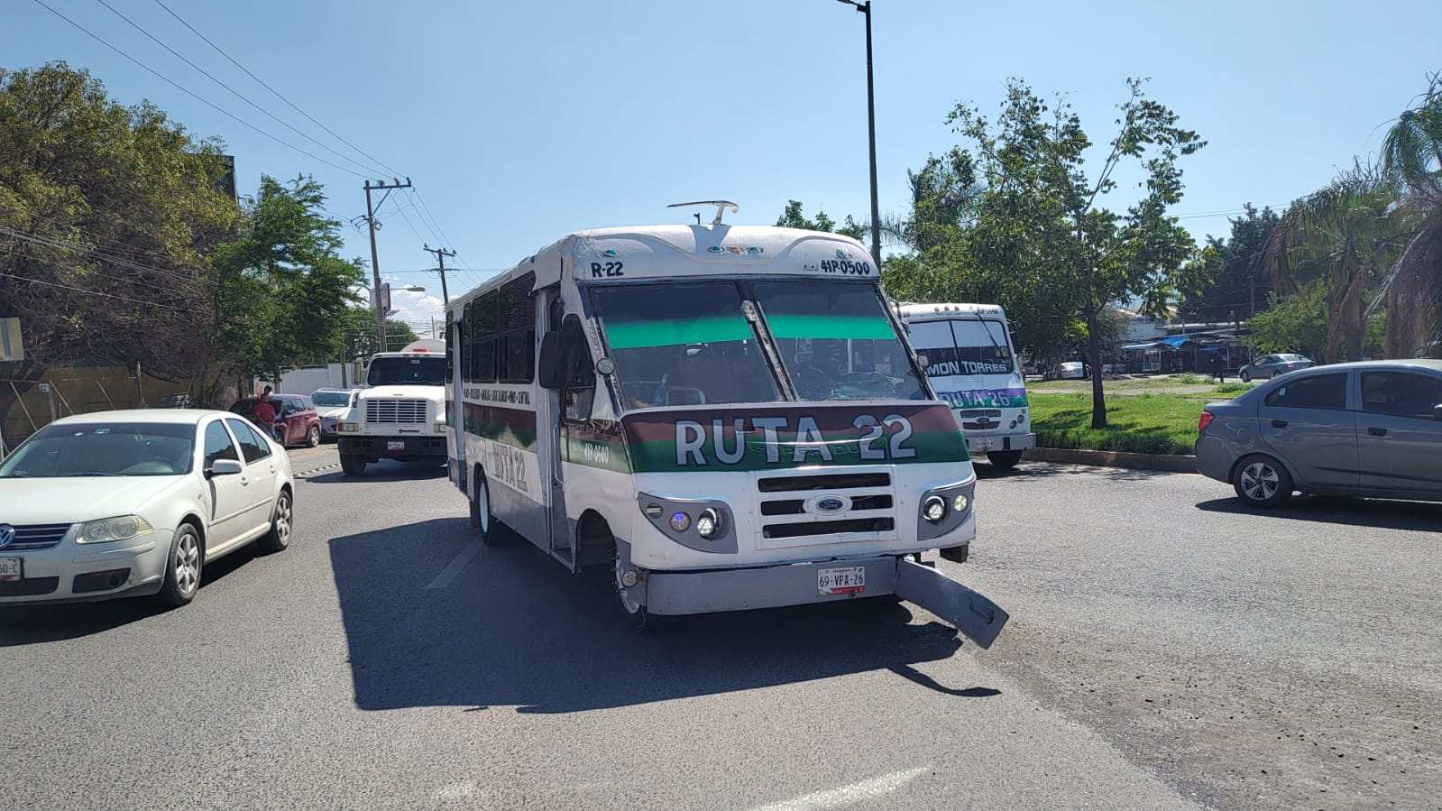 Microbús impacta Jeep Rubicon y causa caos vial en Ciudad Victoria