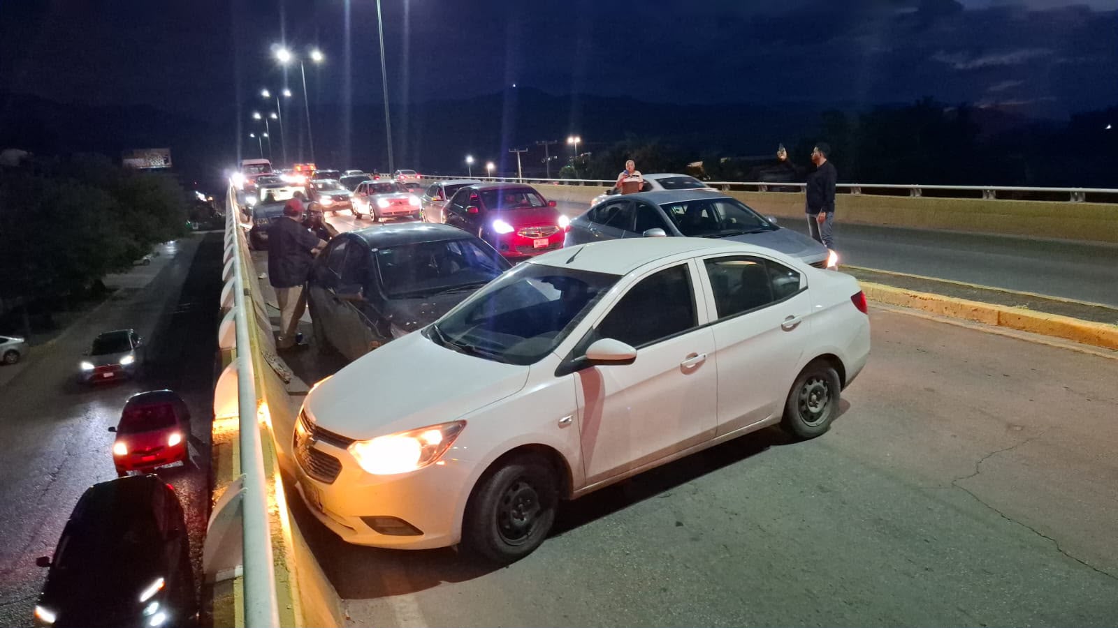 Accidente en La Joroba Ciudad Victoria: choque lateral entre Chevrolet Aveo y Toyota Yaris sobre el paso elevado