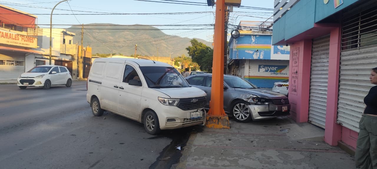 Accidente vehicular en el cruce de Fermín Legorreta y Alberto Carrera Torres en Ciudad Capital