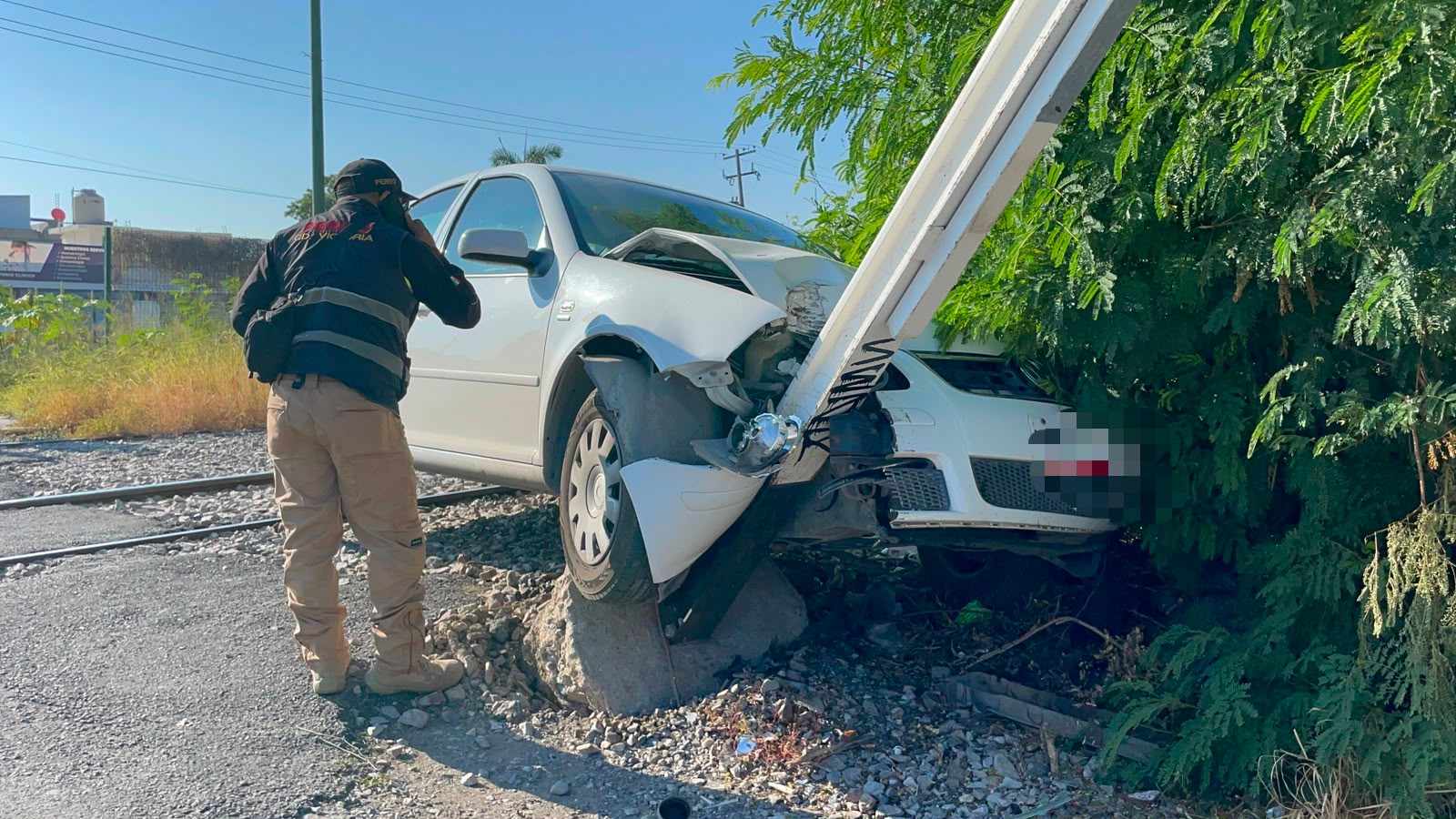 Accidente vial en el cruce de Felipe Berriozábal y el Eje Vial Lázaro Cárdenas en Ciudad Victoria, donde un Jetta quedó incrustado contra un señalamiento ferroviario