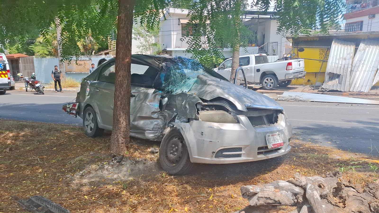 Choque entre camioneta RAM y Aveo provoca daños en negocio y domicilio en bulevar Luis Echeverría