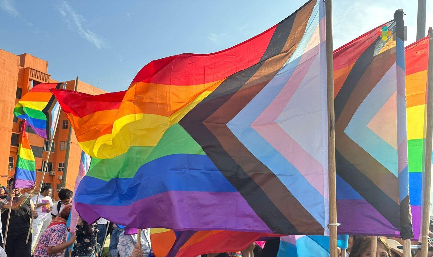 Bandera de la diversidad sexual con urnas electorales, ilustra la denuncia sobre simulación de acciones afirmativas LGBTTTIQ+ en partidos políticos de Tamaulipas