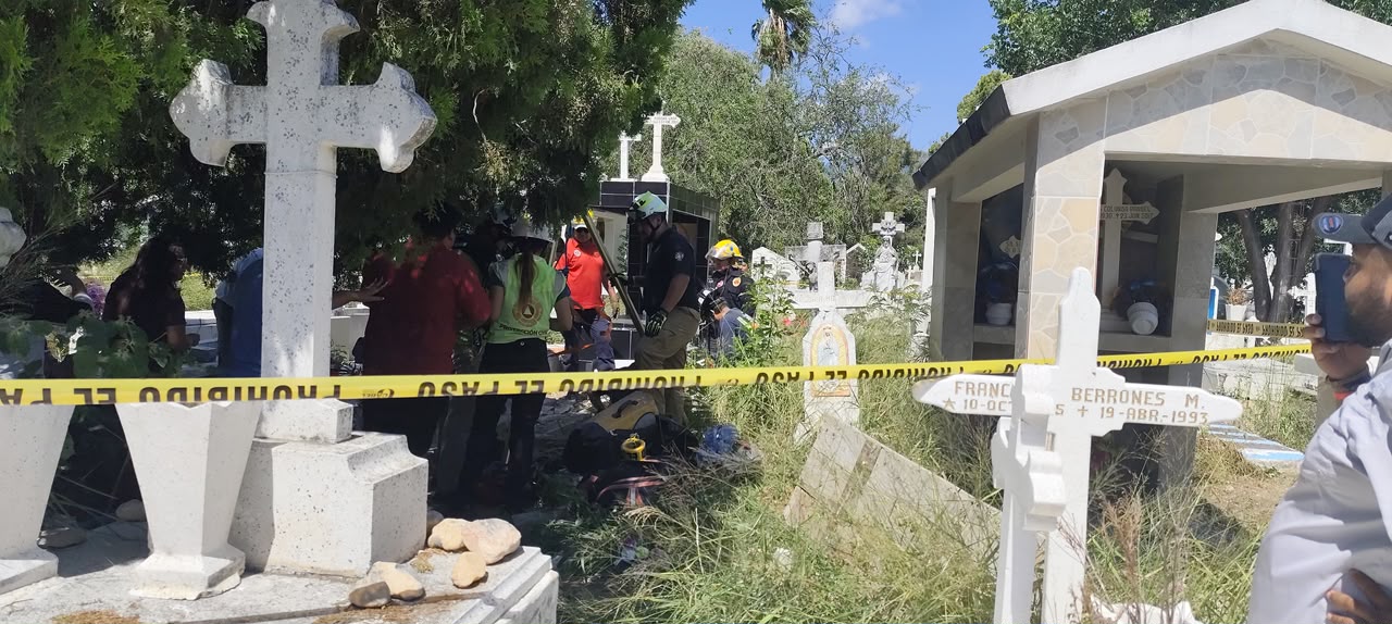 Paramédicos y elementos de Protección Civil atienden el rescate de una anciana que cayó a una tumba en el Panteón Cero Morelos