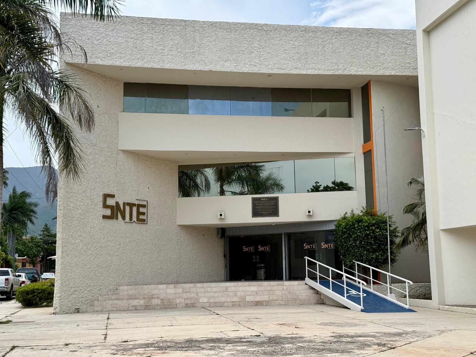 Arnulfo Rodríguez Treviño, líder del SNTE sección 30 en Tamaulipas, durante declaraciones a medios en Ciudad Victoria