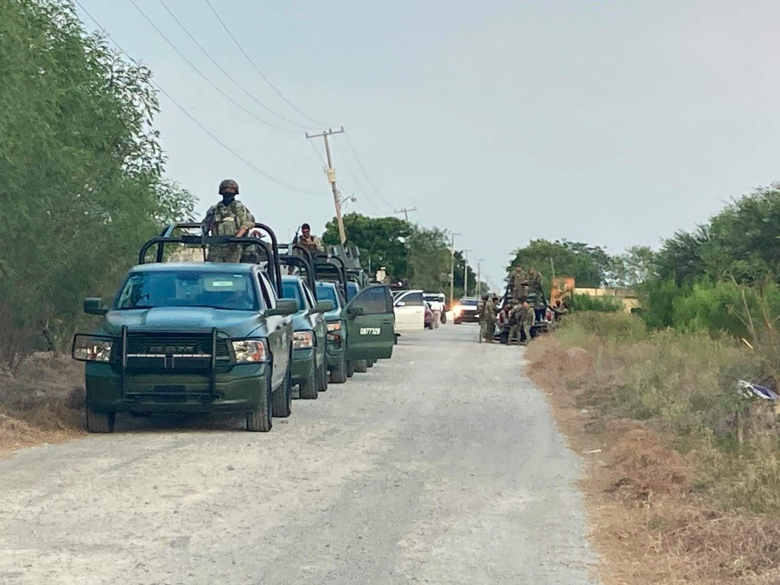 Autotanques asegurados por presunto huachicol en el kilómetro 12 de la carretera Victoria-Matamoros, Ciudad Victoria, Tamaulipas.