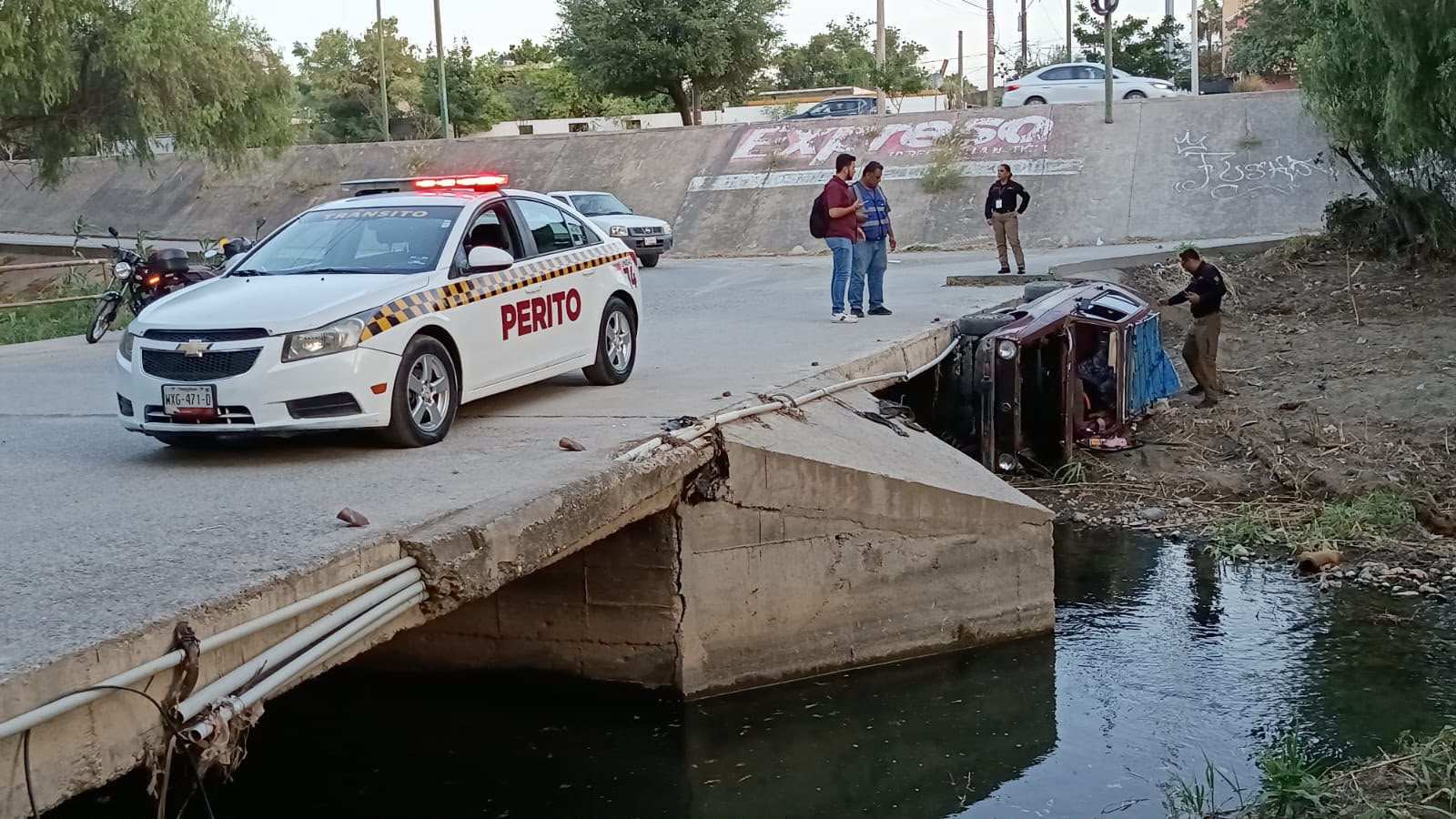 Auto cae al río San Marcos tras perder el control en el Bulevar Guadalupe Victoria