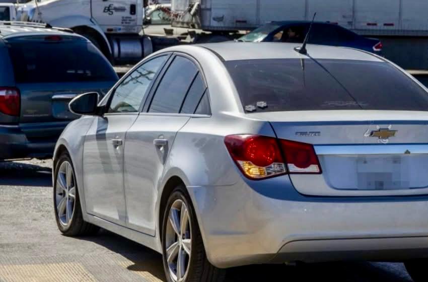 Autos chocolate en Tamaulipas estacionados en zona fronteriza esperando decreto de regularización