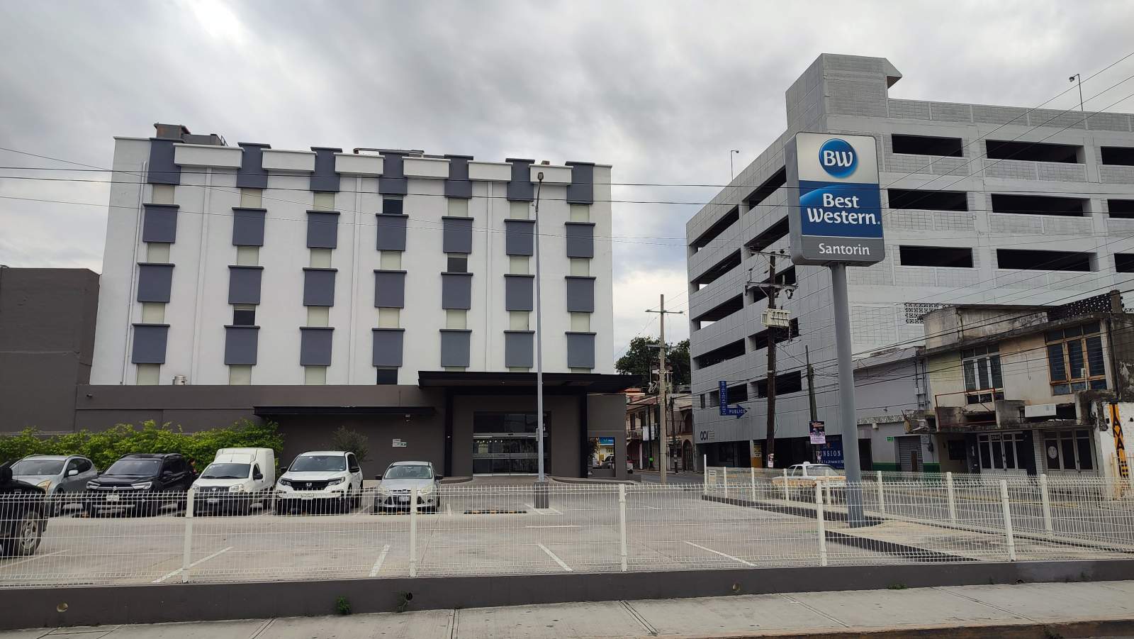 Trabajador del sector hotelero en Tamaulipas, donde los bajos salarios en turismo contrastan con cifras récord de visitantes