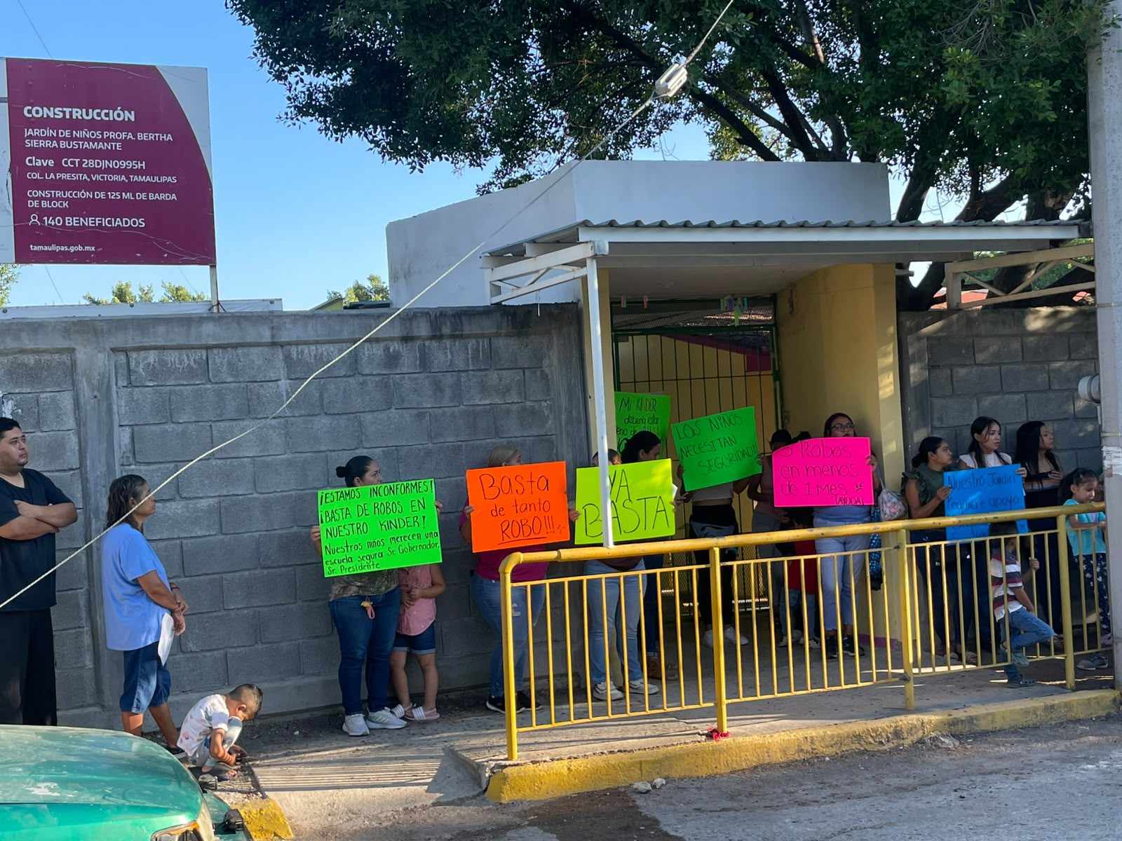 Padres bloquean carretera Interejidal por robo en kínder