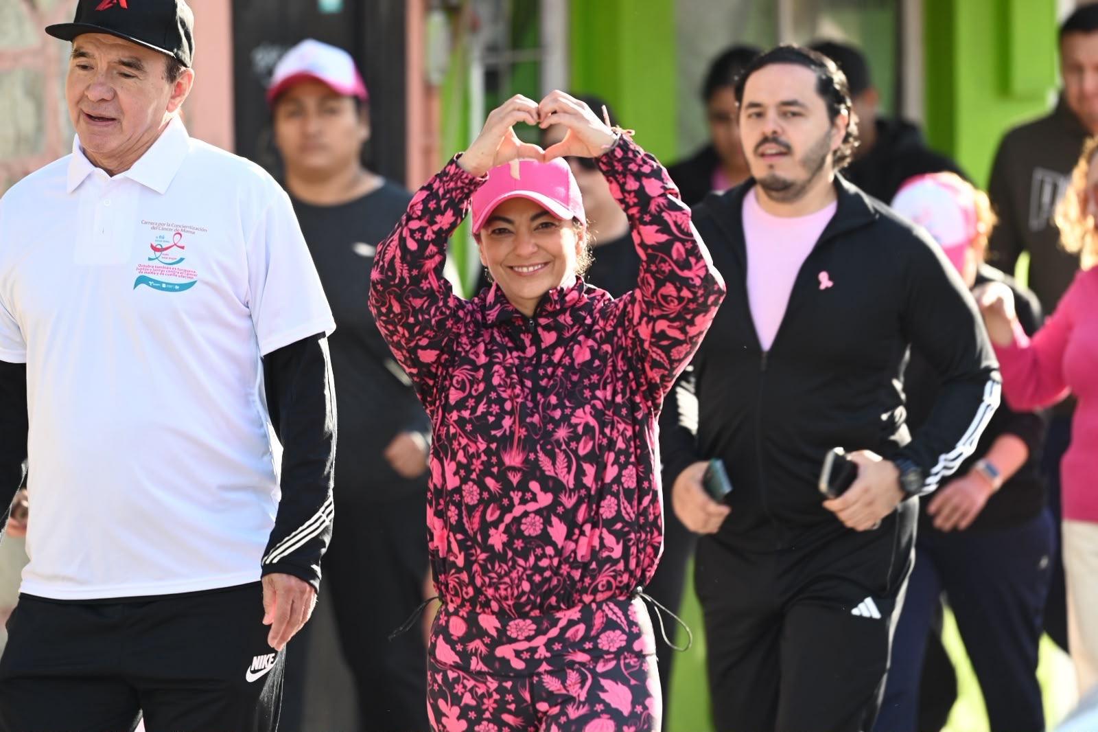 Olga Sosa participa en carrera para concientizar sobre cáncer de mama y cervicouterino