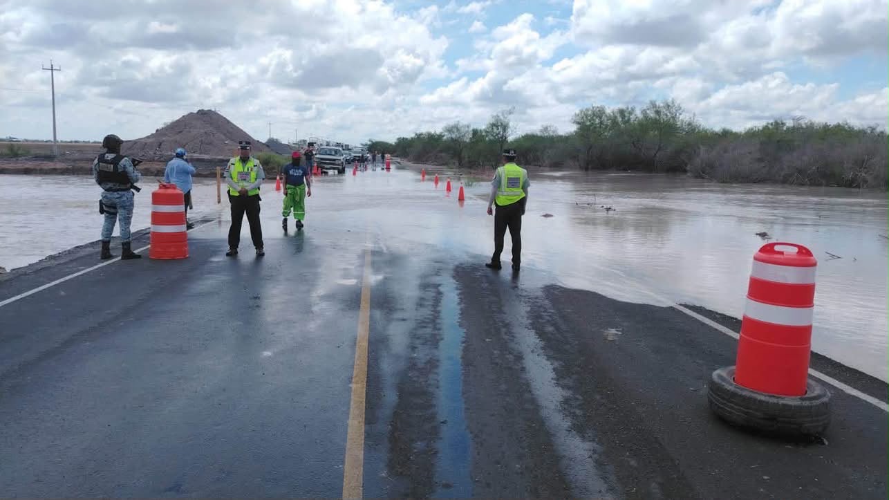 Arroyo desborda puente La Llorona y corta la carretera Reynosa–San Fernando