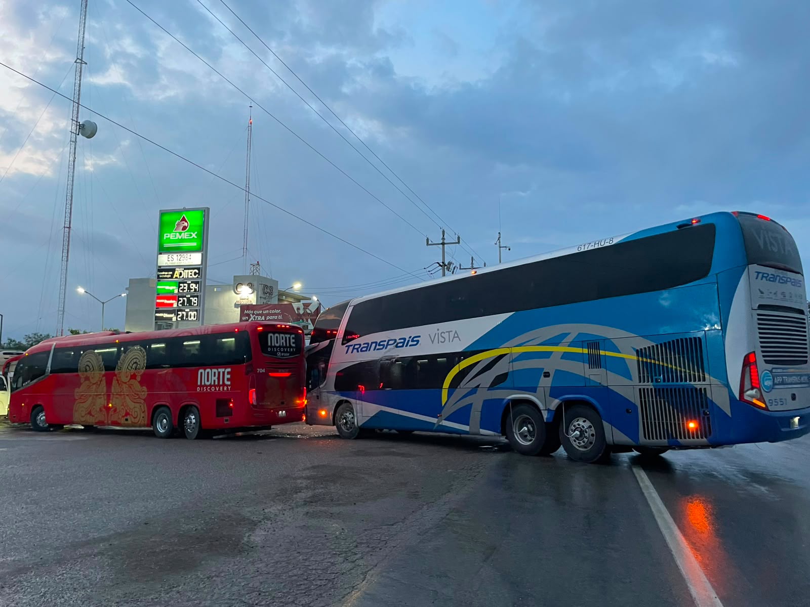 Choque entre autobuses cierra carril en Carretera Federal 80, tramo González
