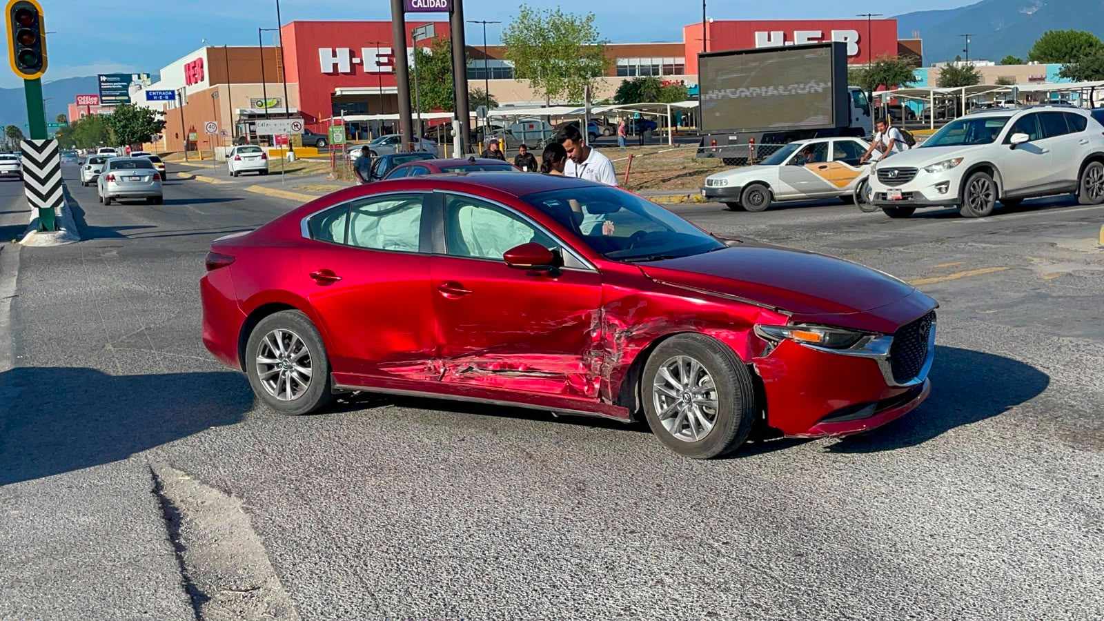 Choque entre Volkswagen Jetta y Mazda en el crucero de Bulevar Tamaulipas y calle Michoacán