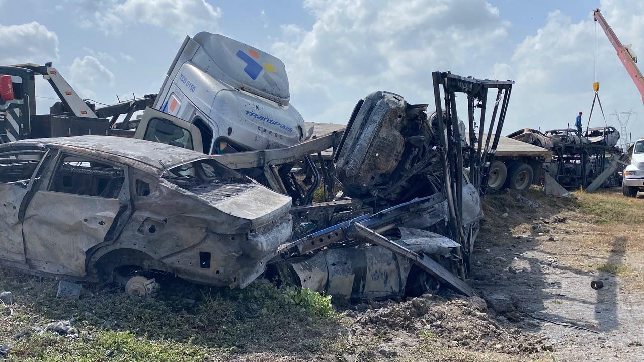 Tráiler doble remolque involucrado en choque carretera Victoria-Zaragoza km 31
