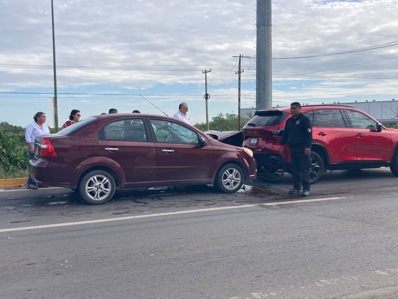 Chevrolet Aveo impacta a camioneta Mazda en libramiento Naciones Unidas
