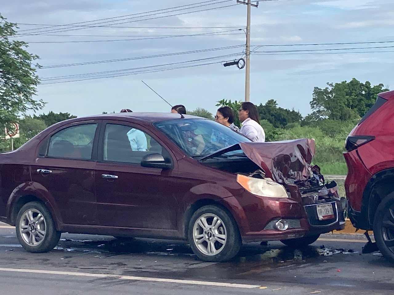 Chevrolet Aveo impacta a camioneta Mazda en libramiento Naciones Unidas