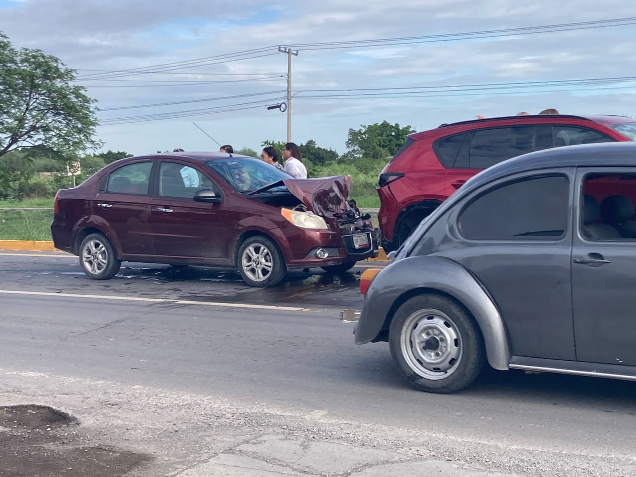 Chevrolet Aveo impacta a camioneta Mazda en libramiento Naciones Unidas