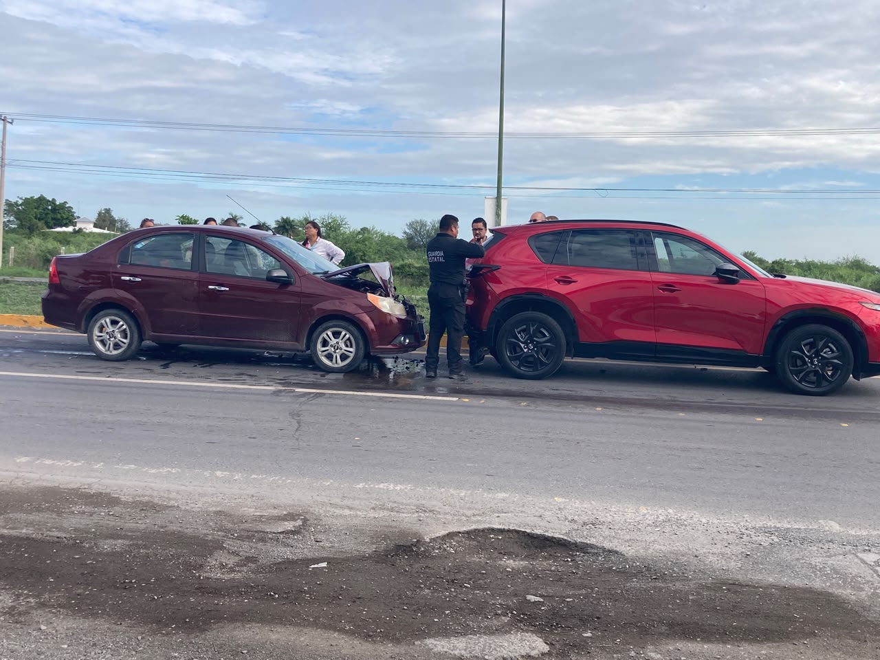 Chevrolet Aveo impacta a camioneta Mazda en libramiento Naciones Unidas