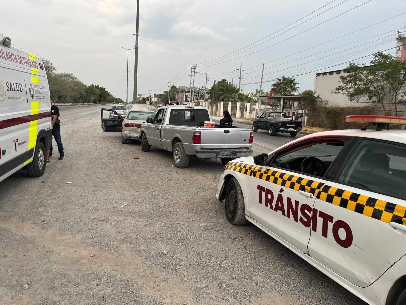 Choque en Eje Vial: Ranger invade camellón y golpea Sentra con familia