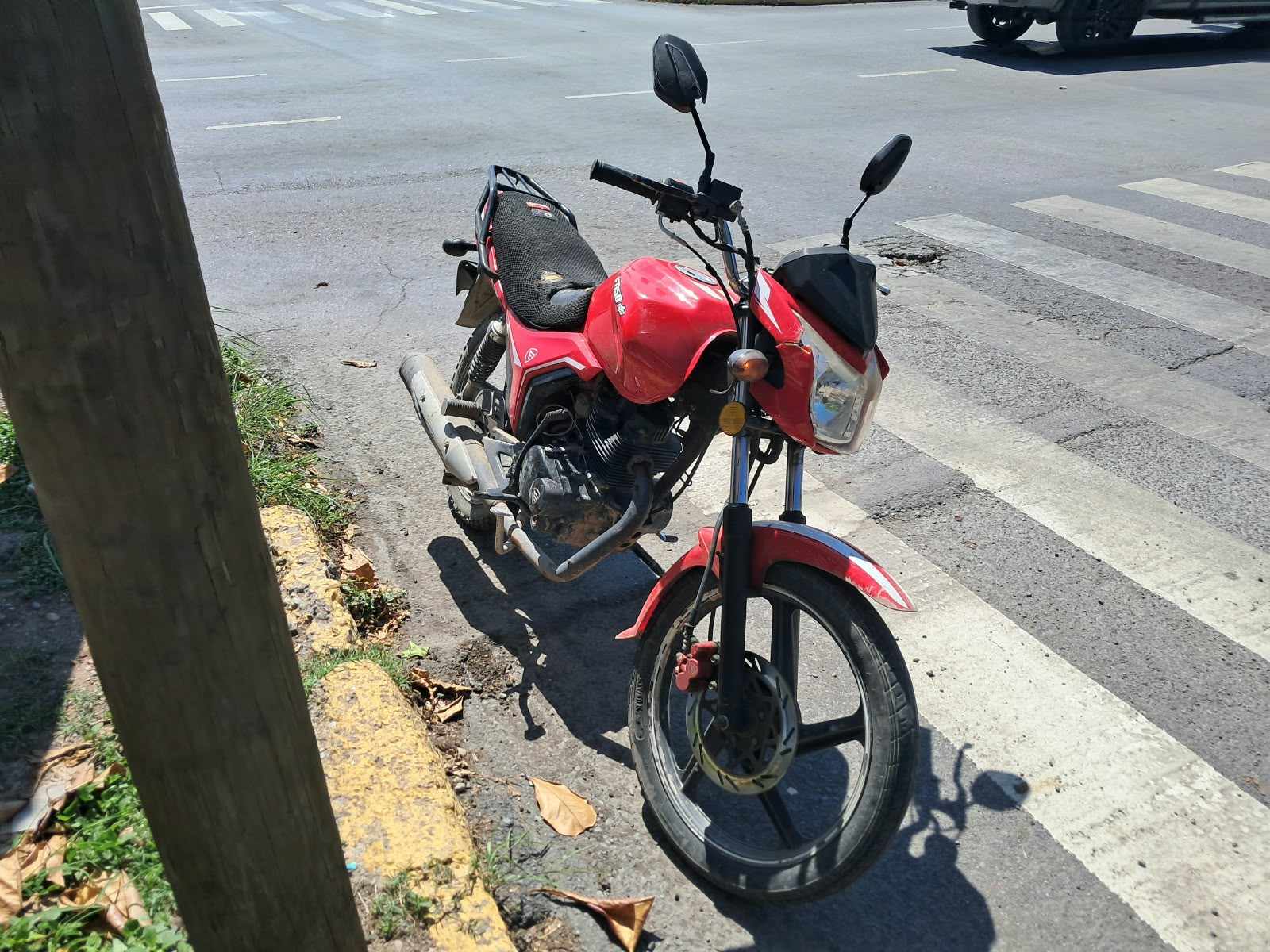 Colisión entre automóvil y motocicleta deja leves daños en Ciudad Victoria
