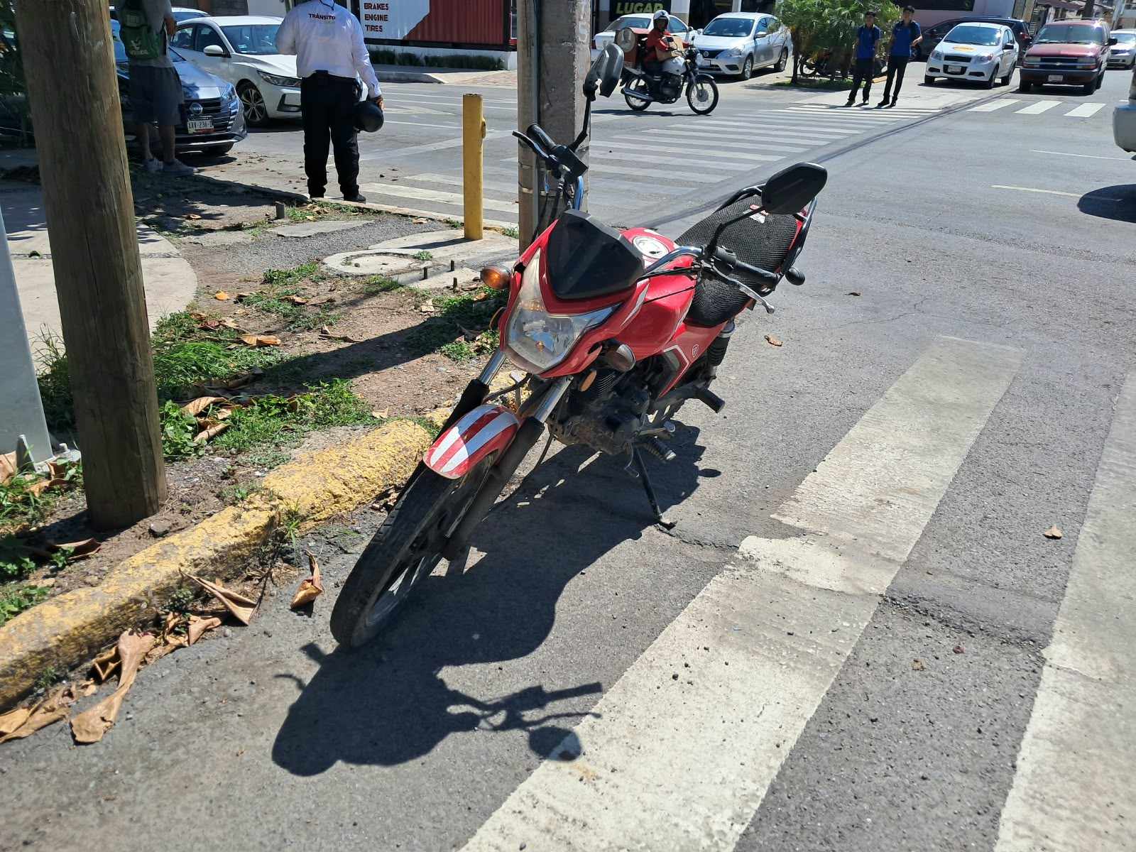 Colisión entre automóvil y motocicleta deja leves daños en Ciudad Victoria